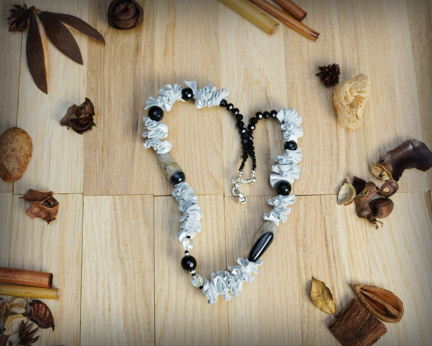 White collana