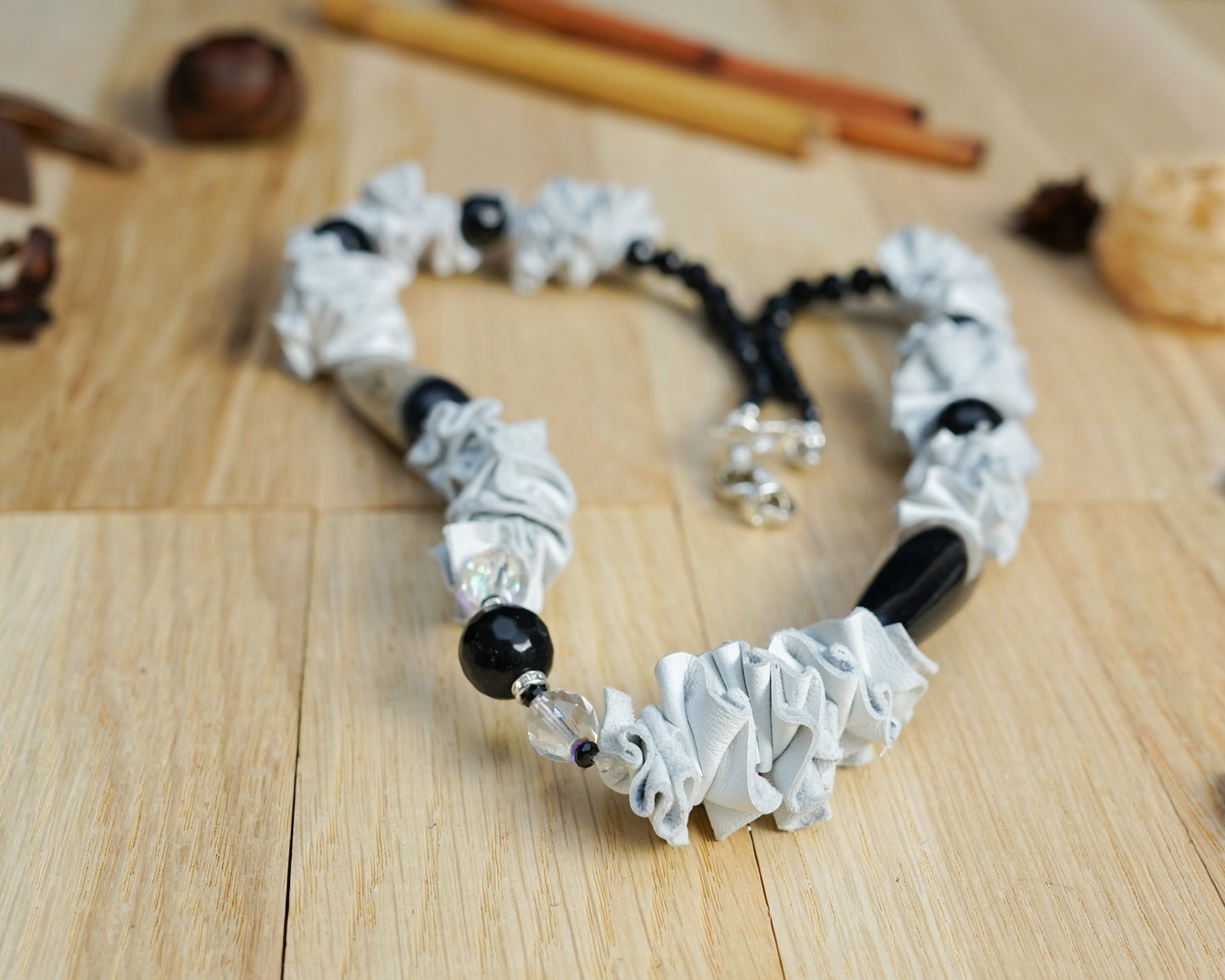 White collana