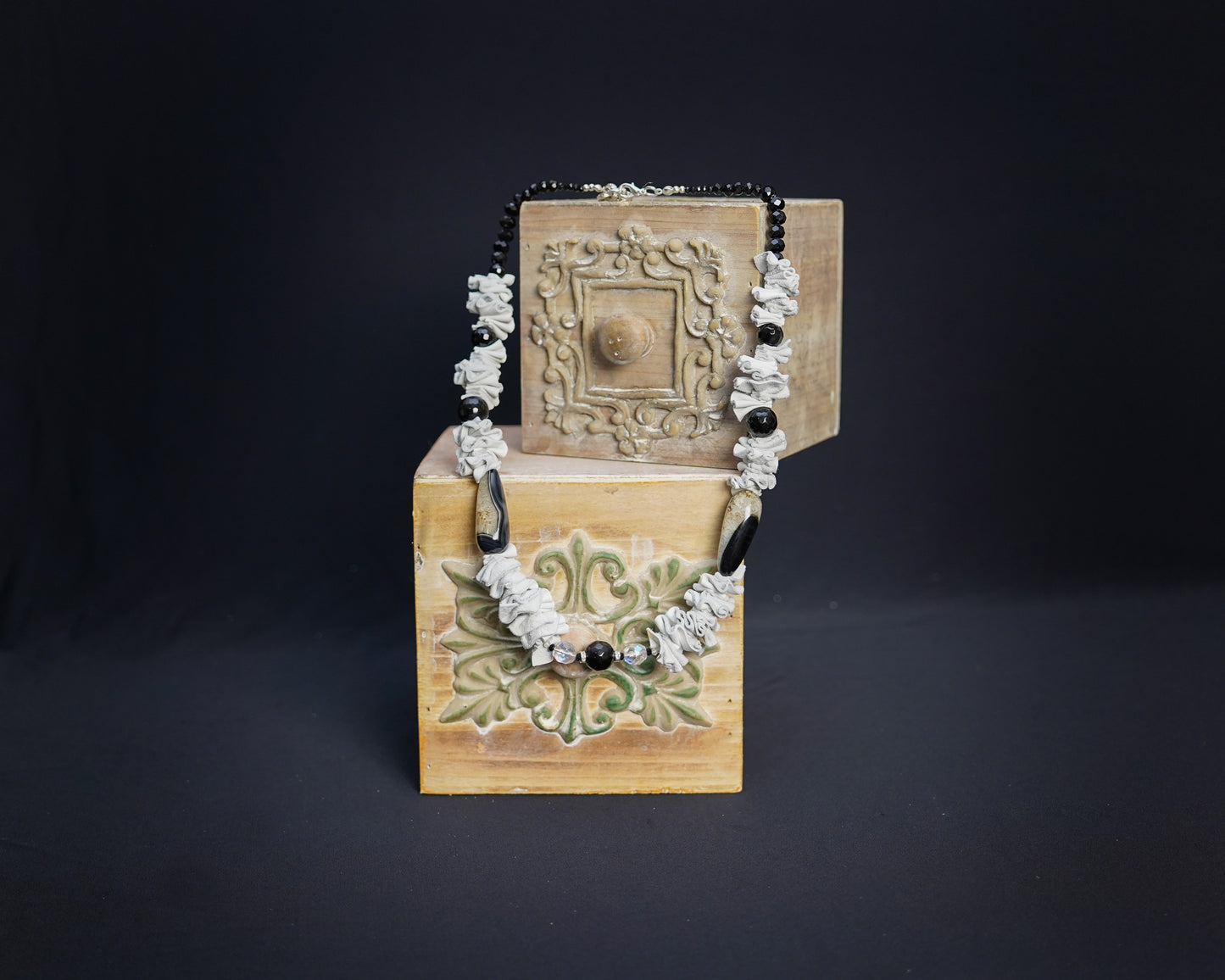White collana